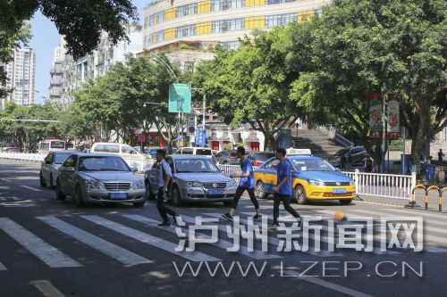 四川警察學(xué)院前的斑馬線沒(méi)有紅綠燈，但過(guò)往車(chē)輛見(jiàn)到有行人過(guò)斑馬線都會(huì)禮讓行人
