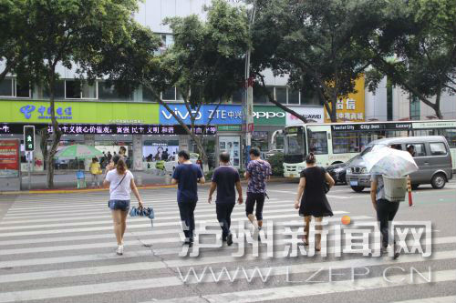 絕大多數(shù)市民都做到了自覺(jué)禮讓斑馬線，不橫穿馬路，不翻越欄桿，做到車(chē)讓人、人讓車(chē)