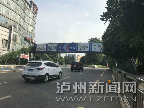 主干道上隨處可見創(chuàng)文宣傳廣告。 記者 肖婷 攝
